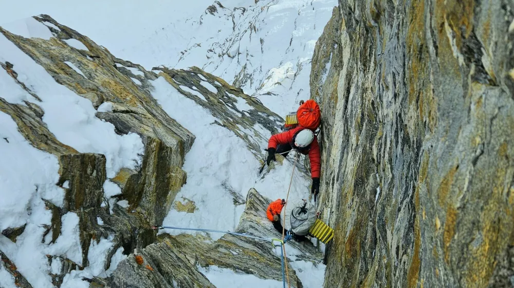 V enem od težjih me&scaron;anih raztežajev drugi dan na grebenu Lalunga.