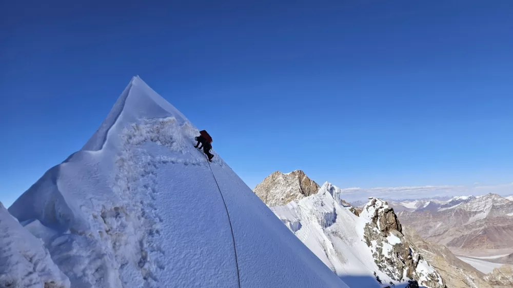 Patricija Verdev tretji plezalni dan na vzhodnem grebenu &scaron;esttisočaka Lalung I.