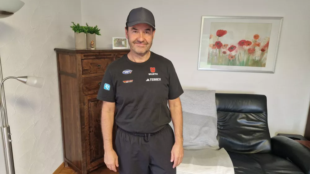 Horst H&uuml;ttel: Moje delo je, da sem povezan z ekipo, zato se vme&scaron;am. Sem pa vedno na svoji strani in ne na strani trenerja ali tekmovalca. Foto:&nbsp; Urban Su&scaron;nik