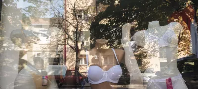 - 12.9 - 28.9.2014 - Simbolične fotografije - potovanje - Balkan, Makedonija, Skopje, žensko spodnje perilo  //FOTO: Jaka Gasar