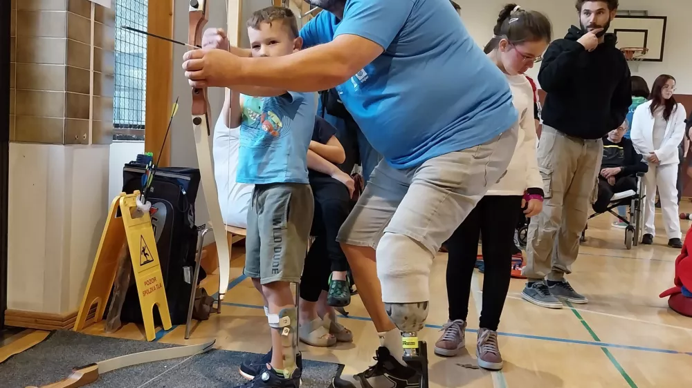 Simon Turk je z veseljem prena&scaron;al znanje in nasvete v lokostrelstvu na mlade, morda tudi bodoče &scaron;portnike. F Vesna Levičnik