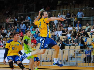 Med sredinim neurjem je voda ponovno pritekla na parket, zaradi česar so bili prisiljeni odpovedati prvenstveno tekmo rokometa&scaron;ev Kopra in Krke. Fotografija je simbolična. Foto:&nbsp;Tomaž Primožič/FPA