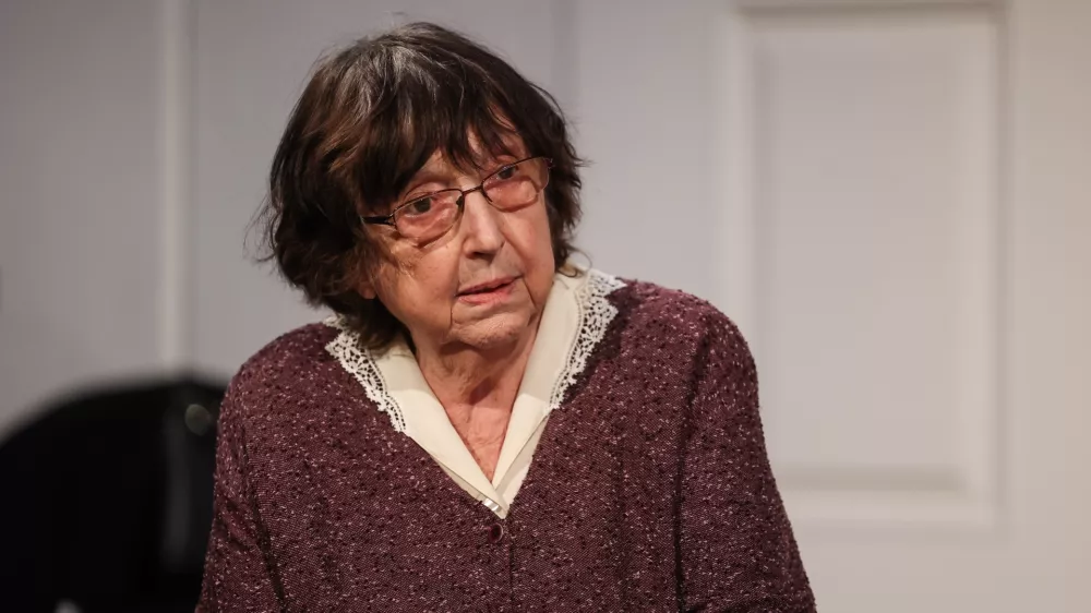 Ljubljana, Atrij ZRC SAZU.Okrogla miza v okviru odprtja prvega dela razstave Zgodilo se je cisto blizu nas ob 30. obletnici zacetka vojne in prihoda pregnancev iz BiH v Slovenijo.Gostja okrogle mize Anica Mikus Kos.