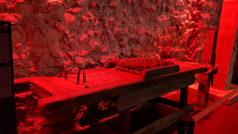 Natezalnica je z navijanjem služila raztezanju osumljenca, ki so mu na njej počasi izpahnili sklepe in natrgali mi&scaron;ice, telo pa podalj&scaron;ali celo za 30 centimetrov.&nbsp;Foto: Tanja Lesničar - Pučko