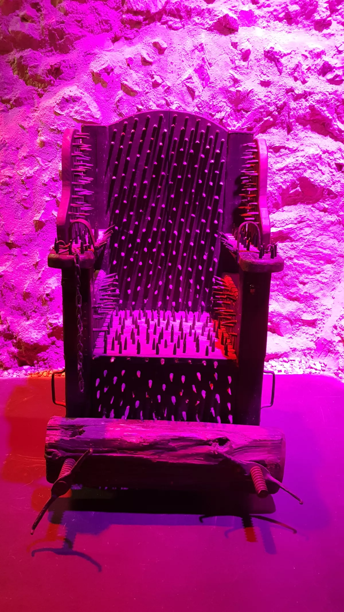 Na ta čarovni&scaron;ki stol je mati Cerkev leta 1673 posadila Marino Vukanovec iz Hrastovca. Na njem sedela 83 ur. V čevlje so ji vlivali tudi razbeljeni loj, a ni priznala, da zna čarati. Od muk je izgubila razum in kasneje umrla. Če bi priznala, bi zanjo zgradili grmado.&nbsp;Foto: Tanja Lesničar - Pučko