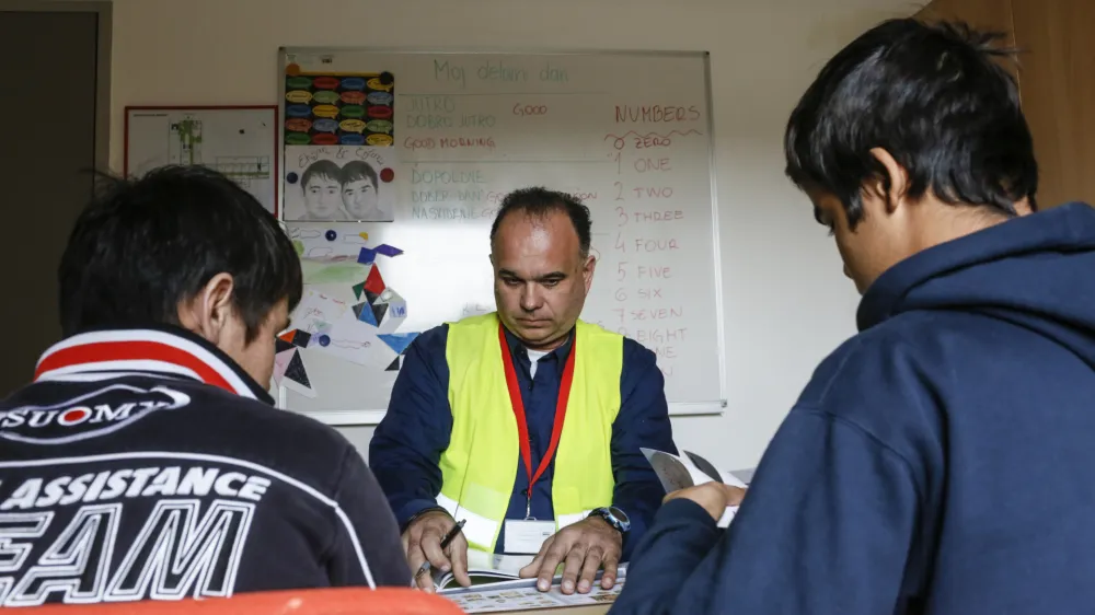 Z negativnimi posledicami preslabih ukrepov za vključevanje priseljencev se soočajo v lokalnih skupnostih, predvsem v &scaron;olstvu in zdravstvu. Fotografija je simbolična. Foto: Luka Cjuha