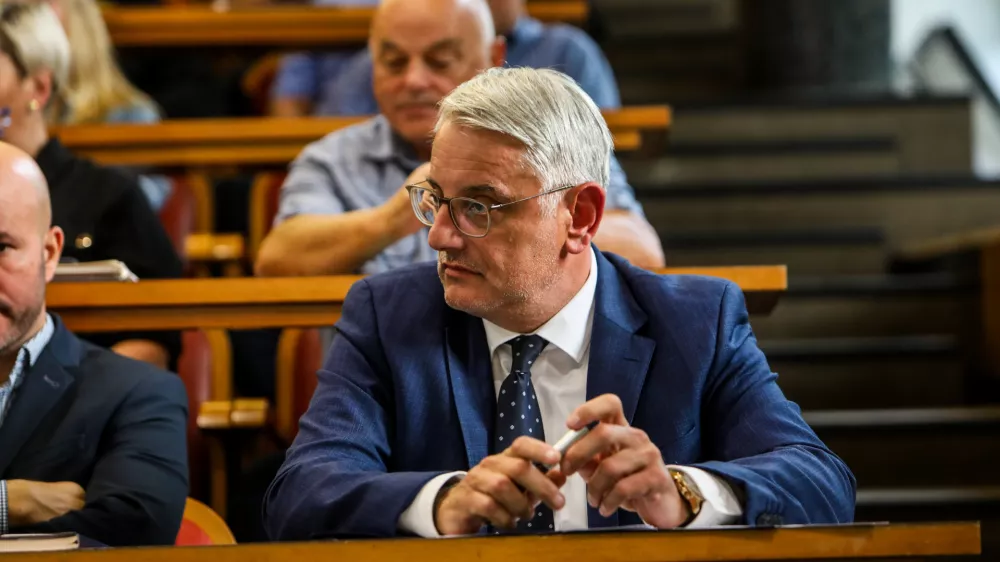 - Matjaž Han, minister za gospodarstvo, turizem in &scaron;port- 11.09.2024. - Izredna seja svetov občin Velenje in &Scaron;o&scaron;tanj o dogajanju na področju energetike.//FOTO: Bojan Velikonja