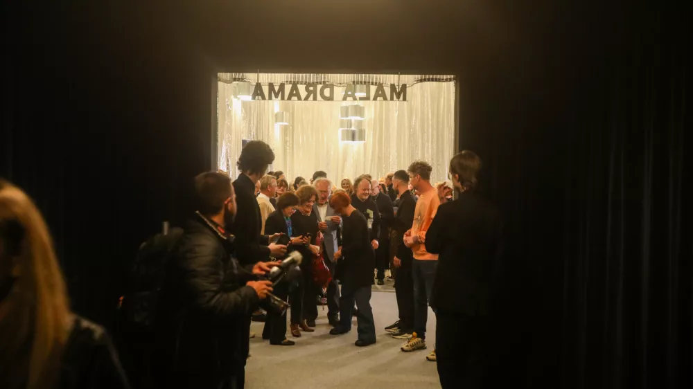 - 04.10.2024. - Premiera uprizoritve Povi&scaron;ica Georgesa Pereca v režiji Anđelke Nikolić; v novih začasnih prostorih SNG Drama Ljubljana, Mala Drama.//FOTO: Bojan Velikonja