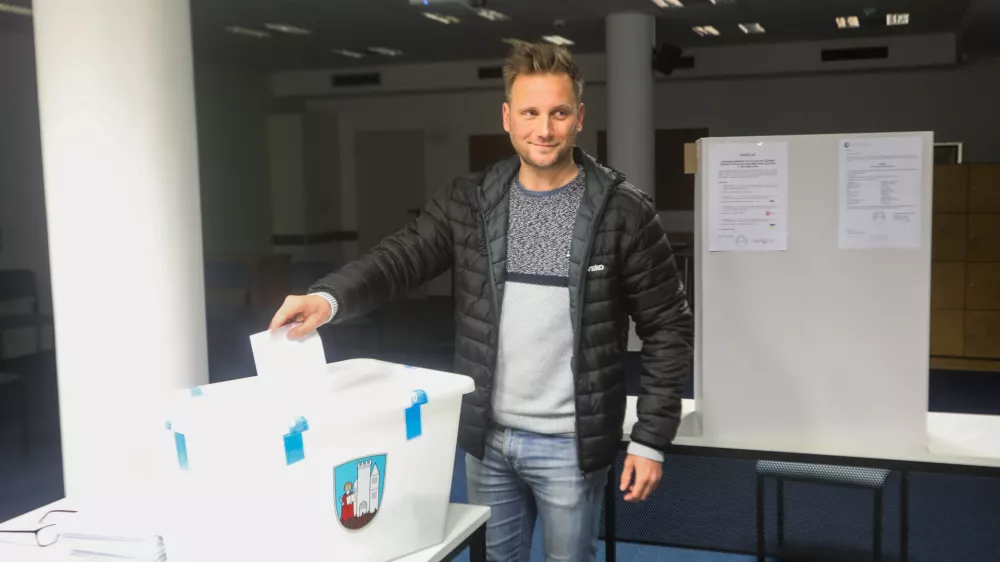 - Gregor Ko&scaron;ir, kandidat za župana in sedanji podžupan,- Voli&scaron;če Podjetni&scaron;ki inkubator,- 05.10.2024. - Nadomestne volitve za župana v Občini Kočevje.//FOTO: Bojan Velikonja