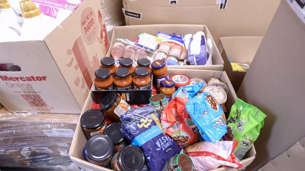 Prehranski paket običajno vključuje liter olja in mleka, kilogram riža, moko in sladkor, polento, zdrob, žita za zajtrk ter občasno marmelado, med ali čokoladni namaz, tunino ali pa&scaron;teto, odvisno od zalog. Foto: Luka Cjuha