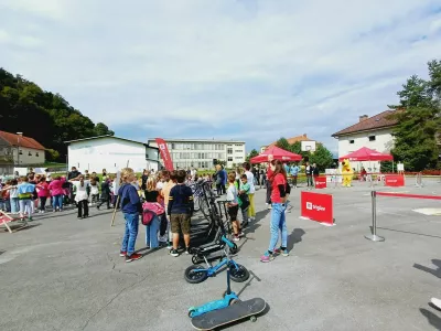 Različne trajnostne oblike prevoza so bile rdeča nit tudi na nedavnem dogodku Križi&scaron;če mikromobilnosti, ki so ga priredili na zunanjem &scaron;olskem igri&scaron;ču. Foto:&nbsp;Tina Jereb