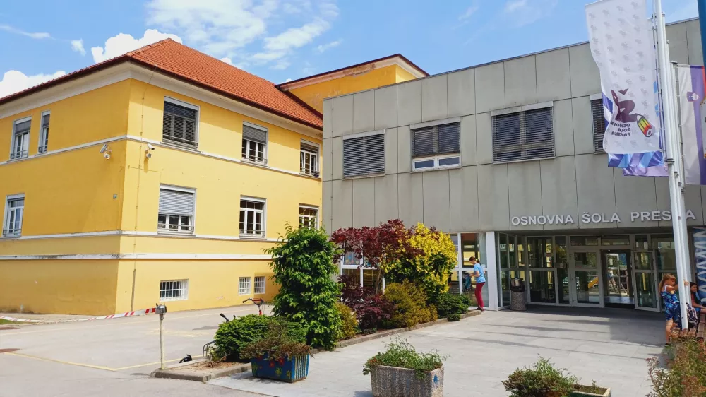 V O&Scaron; Preska se že dolga leta soočajo z nezavidljivimi prostorskimi razmerami in izzivi s parkiranjem, zato učence spodbujajo k aktivnim prihodom in odhodom k pouku pe&scaron;, s kolesom ali skirojem.&nbsp;Foto:&nbsp;Tina Jereb