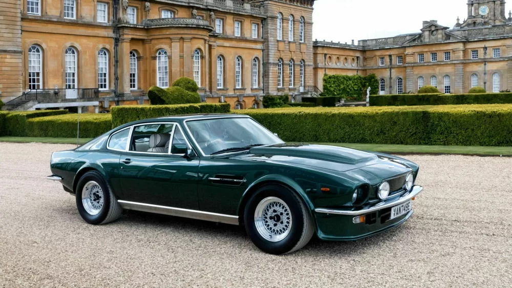 Aston martin vantage je leta 1977, ko je začel prodajno pot, veljal za prvi britanski superavto. &Scaron;e danes je iskan, njegove cene pa dosegajo od sto do 200 dolarskih tisočakov. Foto: Reuters