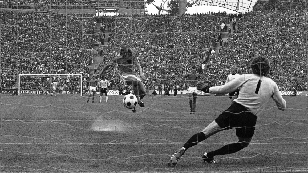 Prava &raquo;bomba&laquo;, s katero je Johan Neeskens z enajstmetrovke premagal nem&scaron;kega vratarja Seppa Maierja v finalu svetovnega prvenstva 1974. Foto: AP