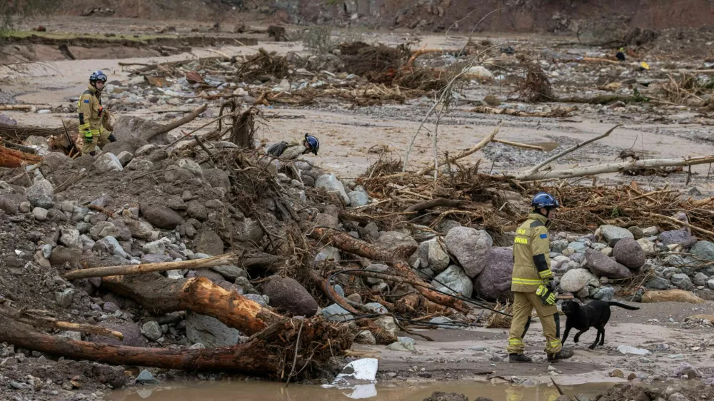 Rescue workers search for victims after the floods and landslides in a village of Buturovic Polje, Bosnia and Herzegovina, October 7, 2024.REUTERS/Marko Djurica / Foto: Marko Djurica