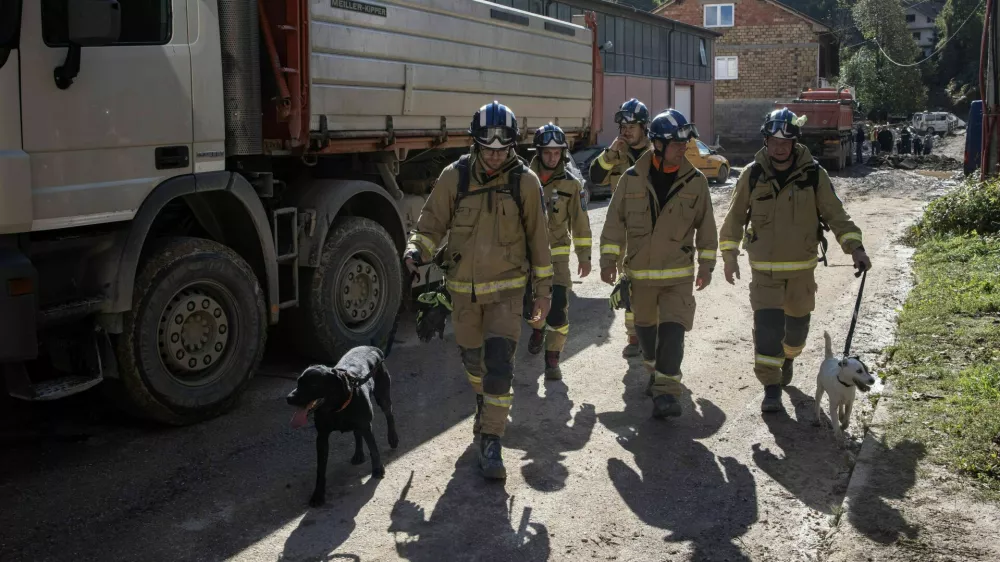 Rescue workers with dogs search for victims after the floods and landslides in a village of Buturovic Polje, Bosnia and Herzegovina, October 7, 2024.REUTERS/Marko Djurica / Foto: Marko Djurica