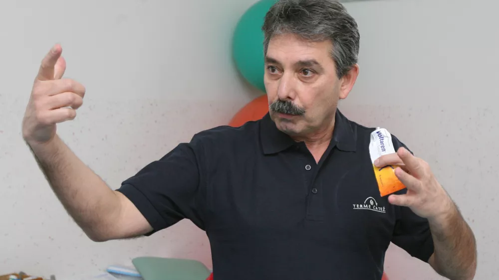 fizioterapevt Khalid Nasif - Olimpijski prvak v metu kladiva si je na zadnjem treningu na enomesečnih pripravah v Južnoafri&scaron;ki republiki natrgal biceps na levem stegnu in ga predvidoma čaka mesec dni okrevanja. &raquo; terapije so pod nadzorom Khalid Nasifa in ob pomoči dr. Rasta Stoka. /FOTO: Luka CjuhaOPOMBA: ZA OBJAVO V ČASOPISU DNEVNIK