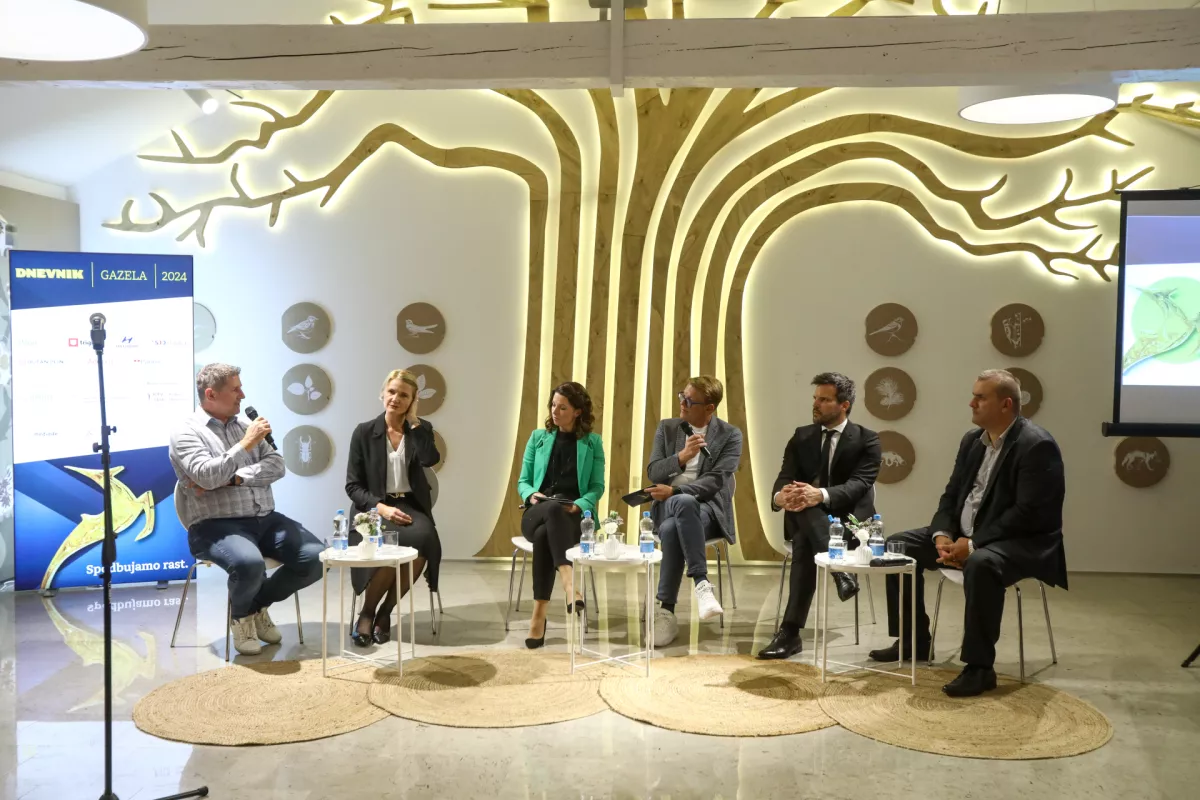 Butan Plin Edi Grbec, Alpacem Maja Blatnik,Voditeljica, Anti&scaron;a Korljan, ROTO INOX direktor Blaž Pav&scaron;ič in LEPTON QUARK - direktor MARJAN ZIDAR 10.10.2024 - 24. Slovenska GAZELA 2024 &ndash; Sežana - regijski izbor najbolj&scaron;ih najhitreje rastočih podjetij &ndash; razglasitev Primorsko notranjske regije. Primorsko notranjska gazela  FOTO: Luka Cjuha