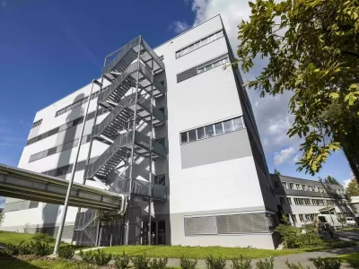 Po načrtih naj bi v Krki letos za naložbe namenili 150 milijonov evrov. Na fotografiji je nov objekt, v katerem so dodatni mikrobiolo&scaron;ki laboratoriji. Foto: STA