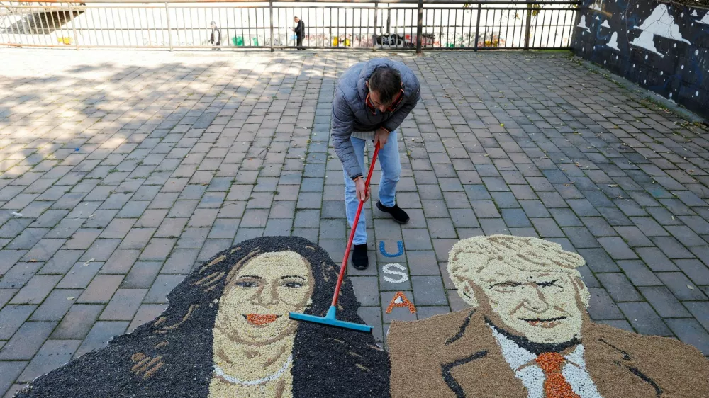 Kosovo artist Alkent Pozhegu works on a mosaic made of grains showing portraits of Democratic presidential nominee U.S. Vice President Kamala Harris and Republican presidential nominee and former U.S. President Donald Trump, in Gjakova, Kosovo November 5, 2024. REUTERS/Valdrin Xhemaj / Foto: Valdrin Xhemaj