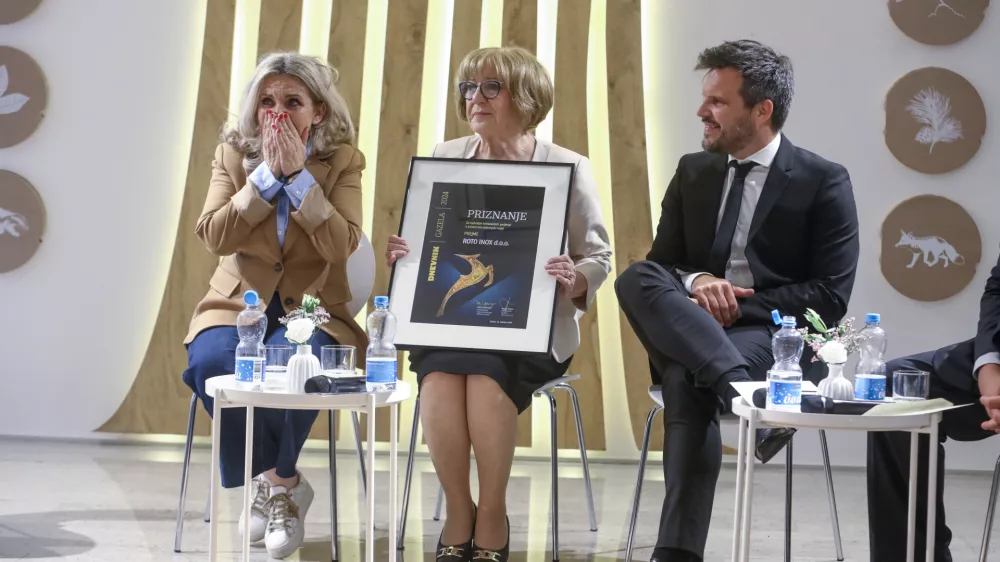  sestra Matejka, mati Magda in Blaž Pav&scaron;ič,10.10.2024 - 24. Slovenska GAZELA 2024 &ndash; Sežana - regijski izbor najbolj&scaron;ih najhitreje rastočih podjetij &ndash; razglasitev Primorsko notranjske regije. Primorsko notranjska gazela  FOTO: Luka Cjuha