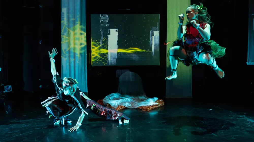 Sukeban je s fantazijskimi in drugimi interaktivnimi momenti zelo informativna in &scaron;okantna predstava, ki te pusti s kepo v želodcu. F Nada Žgank