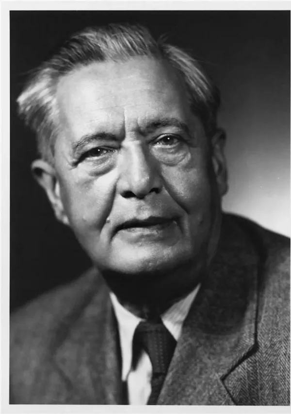 Takrat &scaron;e mladi če&scaron;ki dirigent V&aacute;clav Talich je leta 1908 pri&scaron;el v Ljubljano in postal dirigent novoustanovljene Slovenske filharmonije. Odločal se je zlasti za dela slovenskih in slovanskih avtorjev. Dirigiral je tudi operetne predstave v Deželnem gledali&scaron;ču, ustanovil godalni kvartet, bil v letih 1909 in 1912 prvi kapelnik v Operi ter nasploh raz&scaron;iril glasbeno dejavnost v mestu in dvignil njeno raven. Po &scaron;tirih letih je od&scaron;el iz Ljubljane in pozneje vodil Če&scaron;ko filharmonijo v Pragi ter Slova&scaron;ko v Bratislavi. / Foto: arhiv Narodnega gledali&scaron;ča Praga / Foto: Arhiv Arhiv Narodnega Gledali&scaron;ča Praga