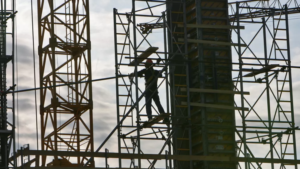 - simbolična fotografija - gradbeni&scaron;tvo - gradbena dela, gradbeni oder - delavci - delo na črno (&scaron;u&scaron;marji) - - - 07.05.2015- Ljubljana - gradbi&scaron;če ob Gerbičevi in Koprski ulici za novi Nacionalni gimnastični center Cerar-Pegan-Petkov&scaron;ek, gradnja sodobnega gimnastičnega centra za razvoj vseh &scaron;portnih panog pod okriljem Gimnastične zveze Slovenije,//FOTO: Tomaž Skale
