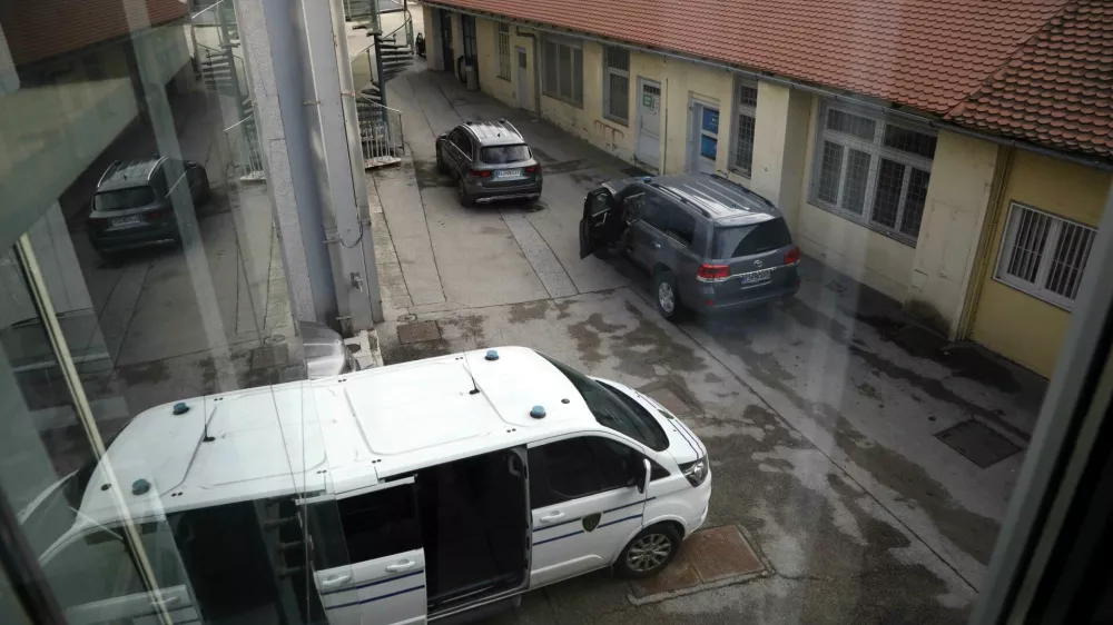 varovanje - prevoz obtoženih28.12.2022 - sojenje primer Kava&scaron;ki klan - nadaljevanje predobravnavnih narokov domnevnim članom slovenskega dela Kava&scaron;kega klana, ta izvira iz Črne gore &ndash; tožilstvo očita, da naj bi vsaj od decembra 2018 do maja 2021 na območju več držav v okviru hierarhično organizirane kriminalne združbe na veliko trgovali z drogo. Foto: Tomaž Skale