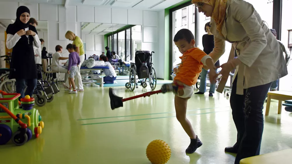 - OTROCI IZ GAZE 2009 - žrtve izraelske agresije na Gazo na rehabilitaciji v Sloveniji na In&scaron;titutu RS za rehabilitacijo Soča///FOTO: Tomaž SkaleOPOMBA: ZA OBJAVO V PRILOGI &ndash; DNEVNIKOV OBJEKTIV - REPORTAŽA