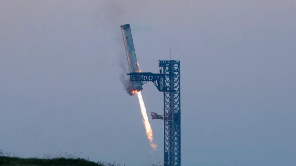 SpaceX's Super Heavy booster lands during SpaceX Starship's fifth flight test, in Boca Chica, Texas, U.S., October 13, 2024. REUTERS/Kaylee Greenlee Bea  REFILE - CORRECTING INFORMATION FROM "LIFTS OFF" TO " LANDS" AND "STARSHIP" TO "SUPER HEAVY BOOSTER