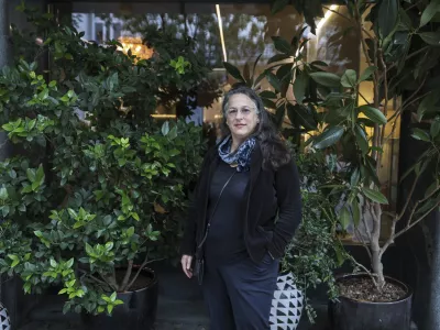 Priznana oblikovalka, raziskovalka in predavateljica na Univerzi za umetnost in oblikovanje HEAD v Ženevi ter vodja oddelka za kritično mi&scaron;ljenje na Ensci-Les Ateliers v Parizu Alexandra Midal je kustosinja leto&scaron;njega BIO28. Foto: Jaka Gasar