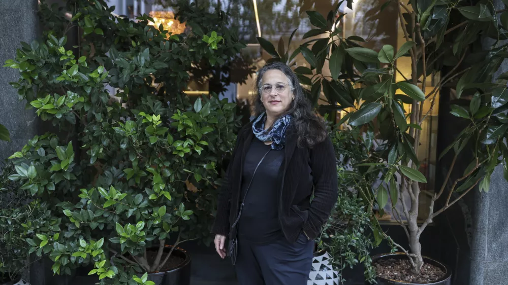 Priznana oblikovalka, raziskovalka in predavateljica na Univerzi za umetnost in oblikovanje HEAD v Ženevi ter vodja oddelka za kritično mi&scaron;ljenje na Ensci-Les Ateliers v Parizu Alexandra Midal je kustosinja leto&scaron;njega BIO28. Foto: Jaka Gasar