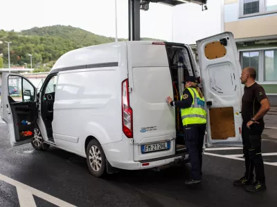 - mejni prehod Dragonja - slovensko-hrvaška meja- policija izvaja selektivni nadzor za vse, ki vstapojo iz Hrvaške. - 2110.2023 – ponovni začasni nadzor na mejnih prehodih - uvedba deset dnevnega nadzora na mejah s Hrvaško in Madžarsko - 12 kontrolnih točk na hrvaški in dve na madžarski meji - //FOTO: Bojan Velikonja