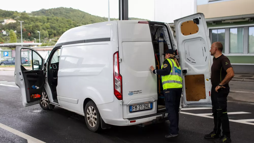 - mejni prehod Dragonja - slovensko-hrvaška meja- policija izvaja selektivni nadzor za vse, ki vstapojo iz Hrvaške. - 2110.2023 – ponovni začasni nadzor na mejnih prehodih - uvedba deset dnevnega nadzora na mejah s Hrvaško in Madžarsko - 12 kontrolnih točk na hrvaški in dve na madžarski meji - //FOTO: Bojan Velikonja