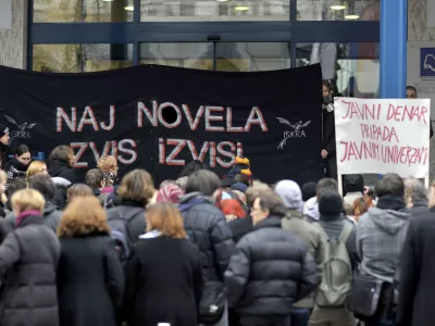 - ilustrativna fotografijavisoko &scaron;olstvo, varčevalni ukrepi, rezi, novela ZViS, reforme, transparent, plakat, javno &scaron;olstvo, univerza-- Filozofska fakulteta UL - protest profesorjev in &scaron;tudentov proti finančnim rezom - izrazili nestrinjanje zaradi zmanj&scaron;anja proračunskih sredstev javnemu visokemu &scaron;olstvu -//FOTO: Tomaž Zajel&scaron;nik