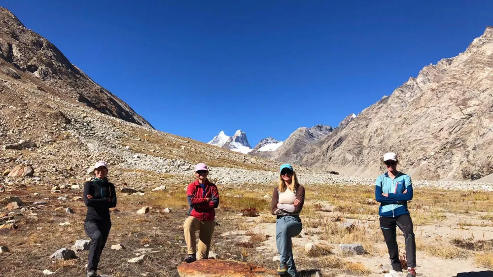 Članice ženske alpinistične odprave v indijsko Himalajo v baznem taboru: Ur&scaron;a Ke&scaron;ar, Patricija Verdev, Anja Petek in Ana Baumgartner