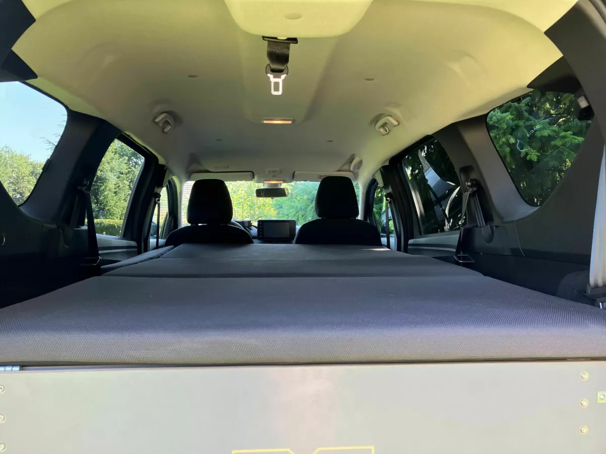 Notranjost lahko v petih minutah spremenite v udobno leži&scaron;če za dve osebi &ndash; če vam to ni dovolj, lahko kot nadgradnjo postavite &scaron;e &scaron;otor.&nbsp;Foto: Matej &Scaron;takul