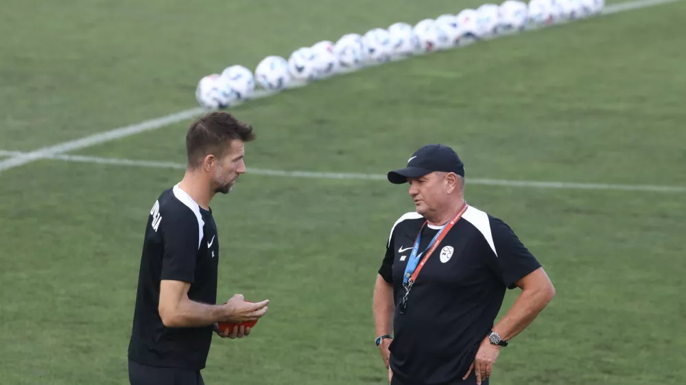 Bo&scaron;tjan Cesar in selektor Matjaž Kek02.09.2024 - trening reprezentance Slovenije v okviru priprav za bližnji tekmi lige narodov proti Avstriji in Kazahstanu. NZS reprezentancaFOTO: Luka Cjuha
