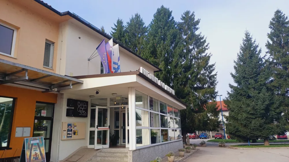 Pobudi po premi&scaron;ljenem in učinkovitem ravnanju z odpadki so se med prvimi pridružili tudi v Kulturnem domu Medvode. Foto: Tina Jereb