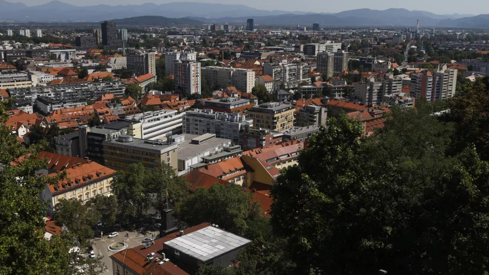 Lutkovno gledali&scaron;če- 05.08.2022 &ndash; Ljubljana &ndash; občinske nepremičnine na katere naj bi ljubljanska občina montirala sončne elektrarne -  //FOTO: Luka Cjuha