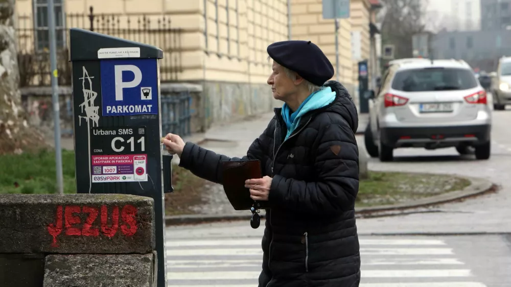 - 28.02.2024- simbolična fotografija: parkomat - parkirni avtomat &ndash; parkiranje v Ljubljani, Storitev Urbana SMS Parking, grafit JEZUS//FOTO: Tomaž Skale