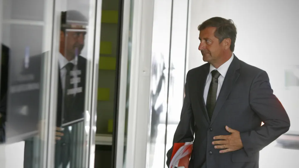 minister za zunanje zadeve Karl Erjavec- Vlada združuje &scaron;tiri organe znotraj kmetijskega ministrstva - na seji je sprejela predlog zakona, s katerim se bodo &scaron;tirje obstoječi organi združili v Upravo za varno hrano, veterinarstvo in varstvo rastlin//FOTO: Bojan Velikonja