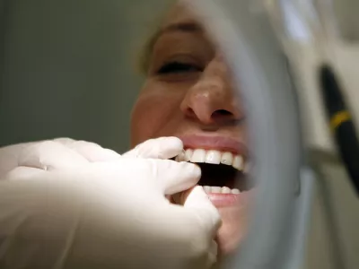 Slovenske oblasti so si pri odpravljanju amalgama v zobozdravstvu izposlovale odlog, a so &scaron;iritve pravice do belih zalivk kljub temu povod za nove spore. Foto: Bojan Velikonja&nbsp;