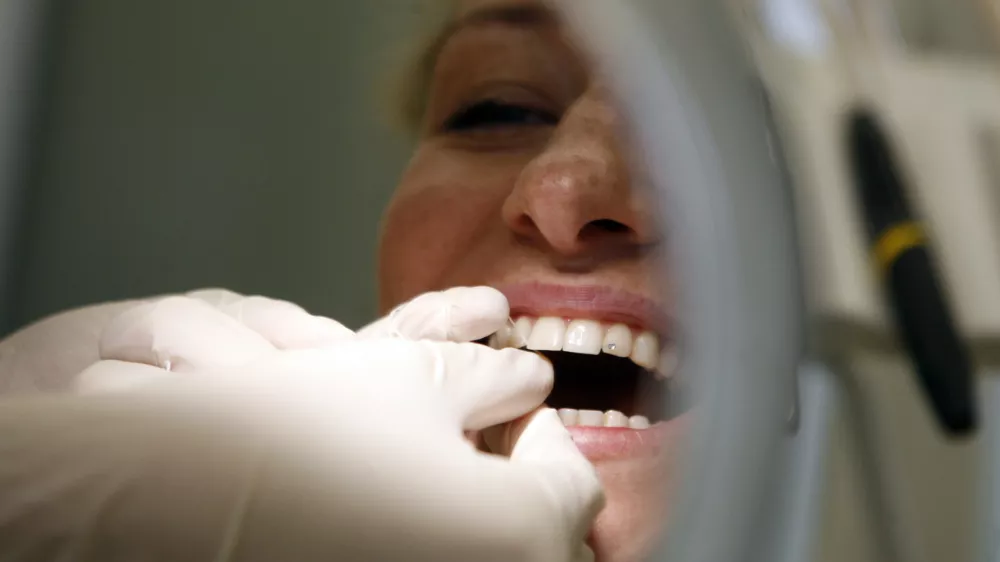 Slovenske oblasti so si pri odpravljanju amalgama v zobozdravstvu izposlovale odlog, a so &scaron;iritve pravice do belih zalivk kljub temu povod za nove spore. Foto: Bojan Velikonja&nbsp;