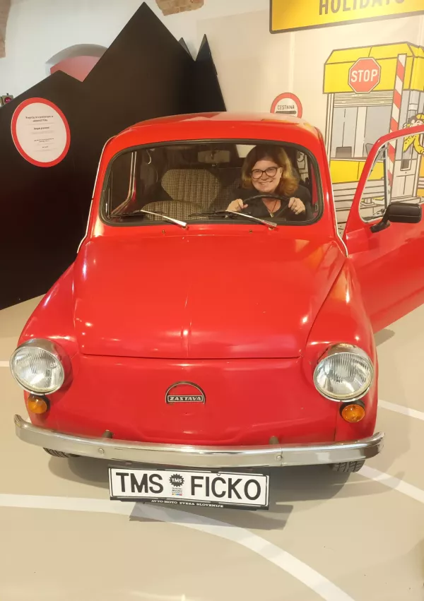 Rdeči fičko navdu&scaron;uje starej&scaron;e, ki se spominjajo, kako so se z njim vozili in otroke, ki si tega sploh ne predstavljajo. / Foto: Meta Černoga