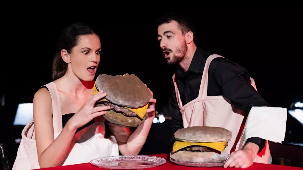 V produkciji Slovenskega komornega glasbenega gledali&scaron;ča (SKGG) so na komornem odru SNG Opera in balet Ljubljana uprizorili kabaretno opero &Scaron;panska vas. Avtorja glasbe sta Nana Forte in Jure Ivanu&scaron;ič, ki je po dramski pesnitvi Govedina legendarno avtorja Milana Jesiha napisal libreto in predstavo tudi režiral. F Darja &Scaron;travs Tisu