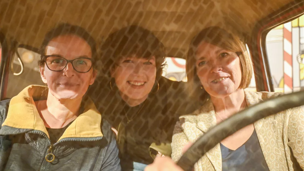 Avtorici razstave Ajda Kozjek in Irena Maru&scaron;ič (z leve spredaj) in oblikovalka razstave Ur&scaron;a Kres iz studia idea:list. Foto: Nik Erik Neubauer