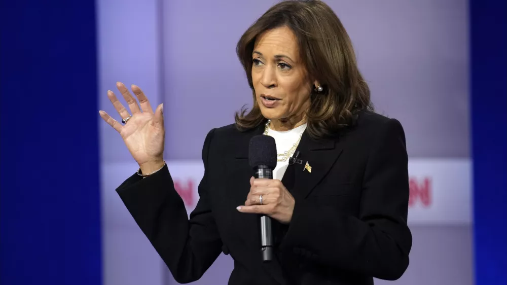 Democratic presidential nominee Vice President Kamala Harris speaks during a CNN town hall in Aston, Pa., Wednesday, Oct. 23, 2024, as moderator Anderson Cooper listens. (AP Photo/Matt Rourke) / Foto: Matt Rourke