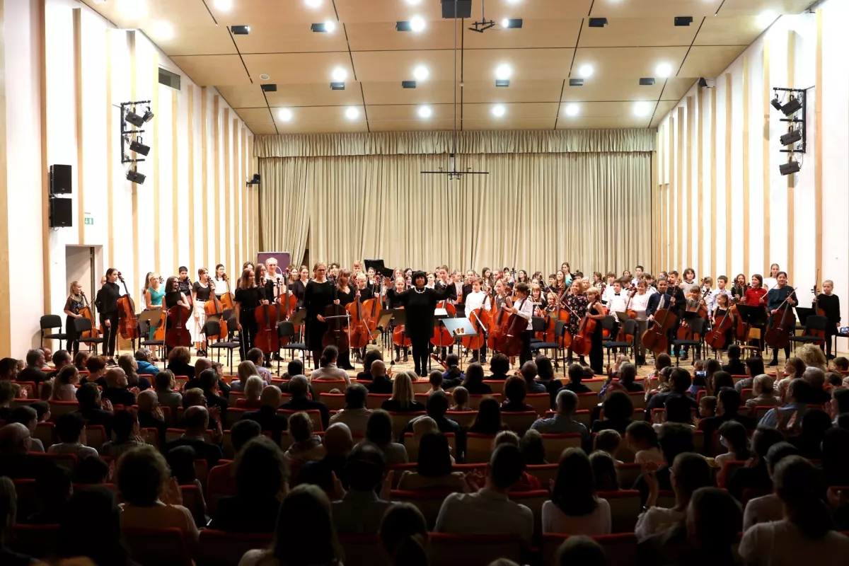 Na Cellofestu Ljubljana 2024 ponovno pričakujejo okoli sto mladih violončelistov, ki bodo pod vodstvom profesorice Ksenije Trotov&scaron;ek Brlek najprej na&scaron;tudirali program, nato pa ga &scaron;e izvedli na nedeljskem matinejskem koncertu. Foto: Robert Balen